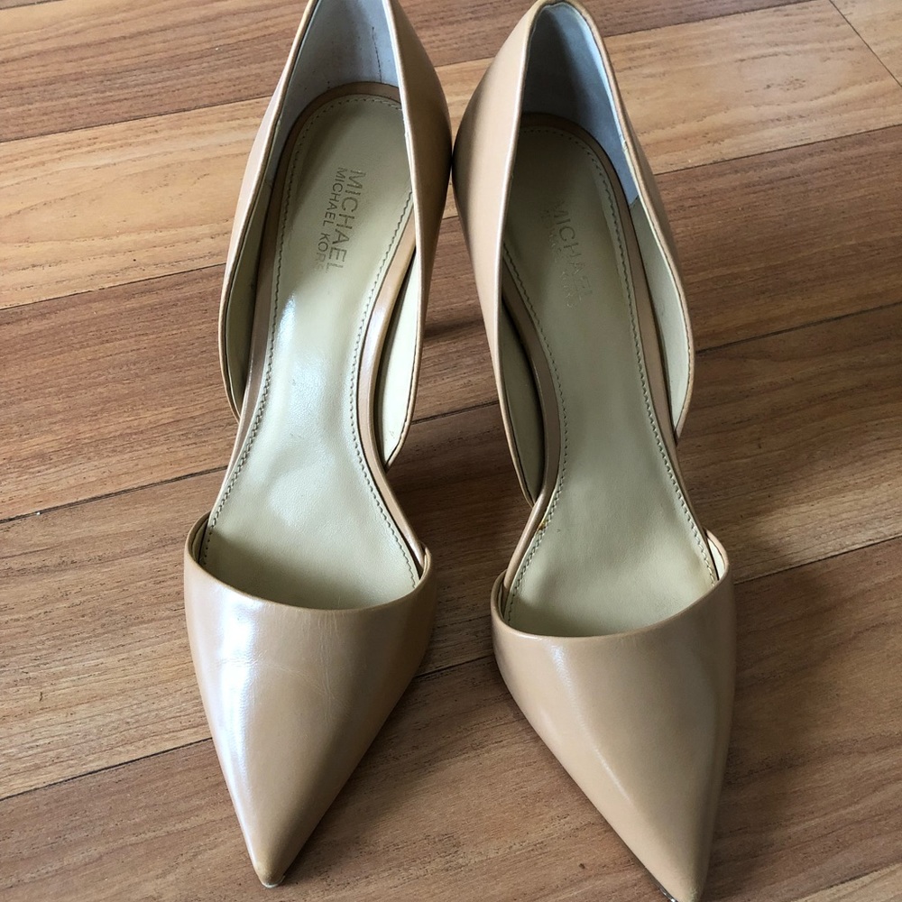 Very gently pre-owned Michael Kors shoes in size 6